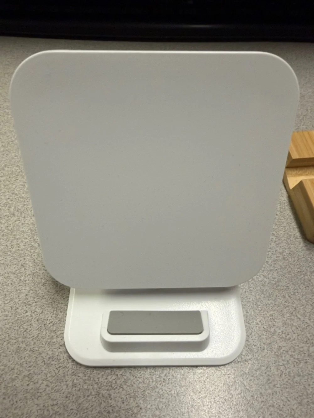 GEO Branded Car Phone Mount & White Wireless Charger Set